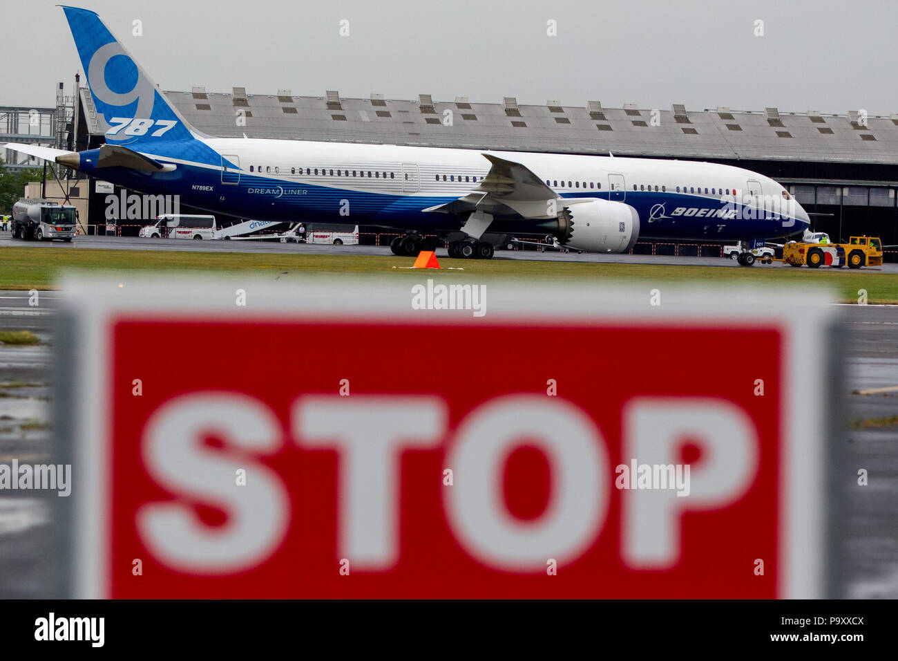 Le Boeing 787-9 'Dnavette Atlantis prépare son dernier retour sur terre sur la photo derrière le panneau 'STOP' au Farnborough International Airshow, UK Banque D'Images