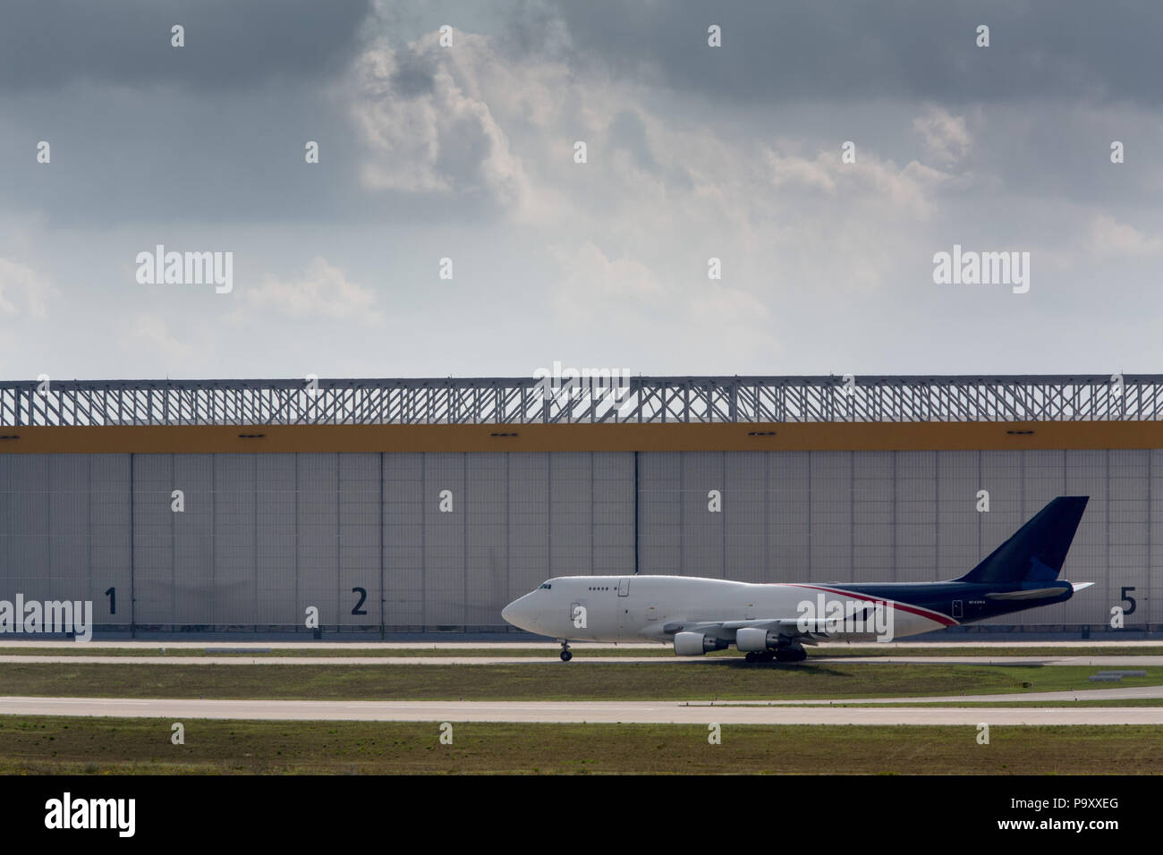 Le Boeing-747F cargo avion à réaction à l'aéroport de Leipzig-Halle, Allemagne. Banque D'Images