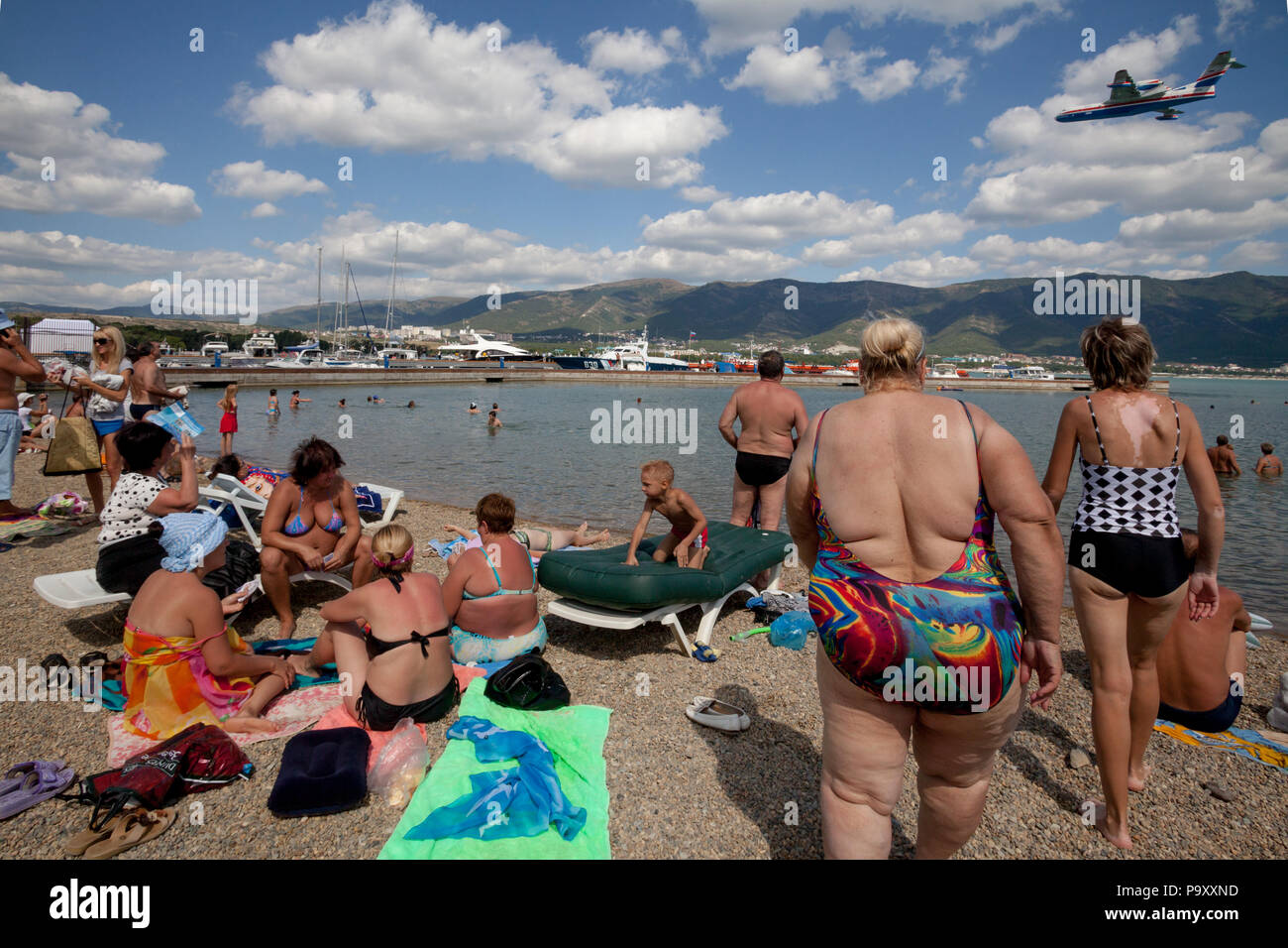 Le Beriev Be-200 Machine hydro jet airplane survole la plage bondée au cours de l'Airshow-2012 Hydro à la Black Sea Resort - Gelendzhik, la Russie. Banque D'Images