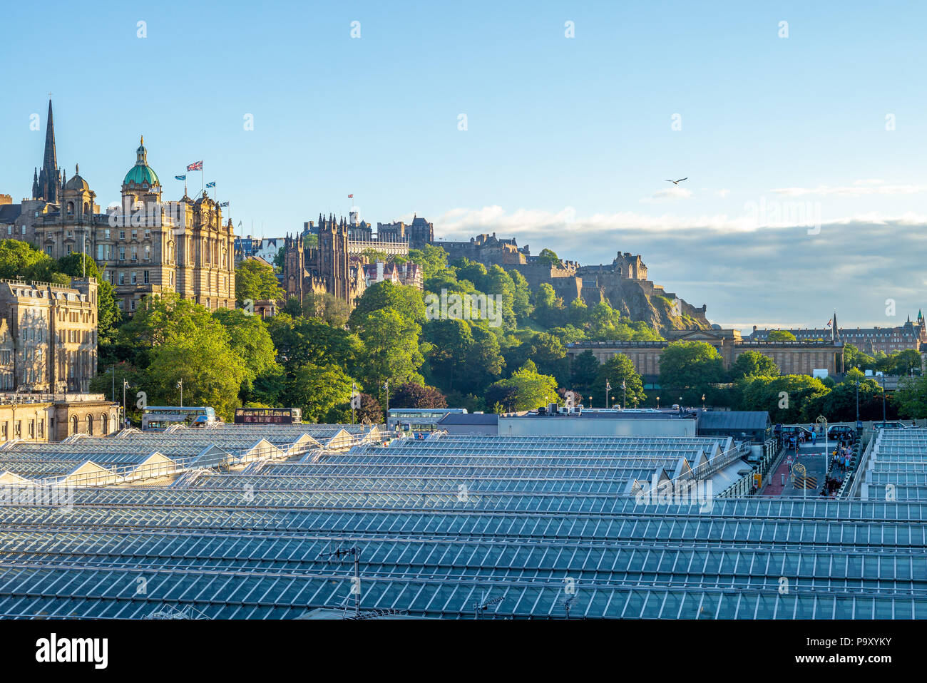 Les toits d'Édimbourg et la gare de Waverley en Ecosse Banque D'Images