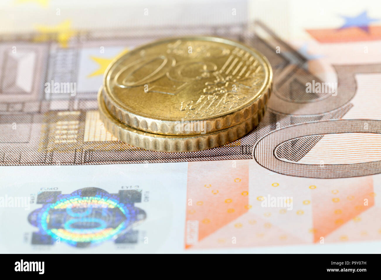 Pièce de cinquante cents et une note de 50 euros lying together, détails de paiement européen Banque D'Images