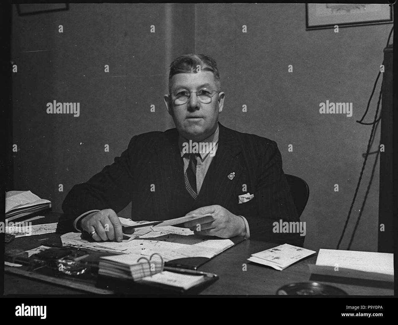 257 32052 SLNSW Monsieur Powell, secrétaire de l'Association des poissonniers prises pour la semaine de détail en France Banque D'Images