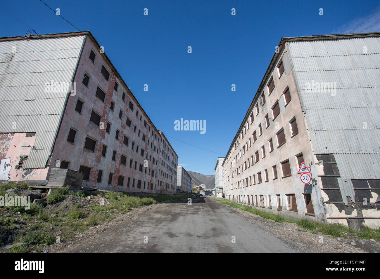 Les bâtiments délabrés et street à Provideniya, Russie Banque D'Images