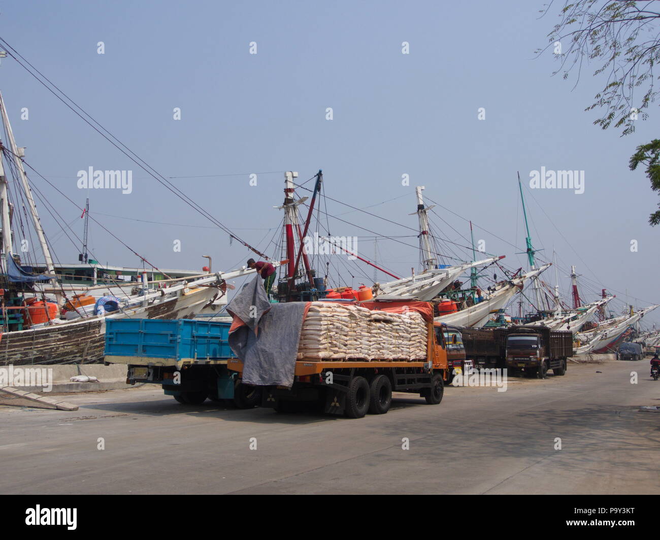 Bateau à l'Embarcadère de Pasar Ikan et Muara Karang, un marché aux poissons de Jakarta historique. Billet à Jakarta, la capitale de l'Indonésie. 4 octobre, 2012. Banque D'Images