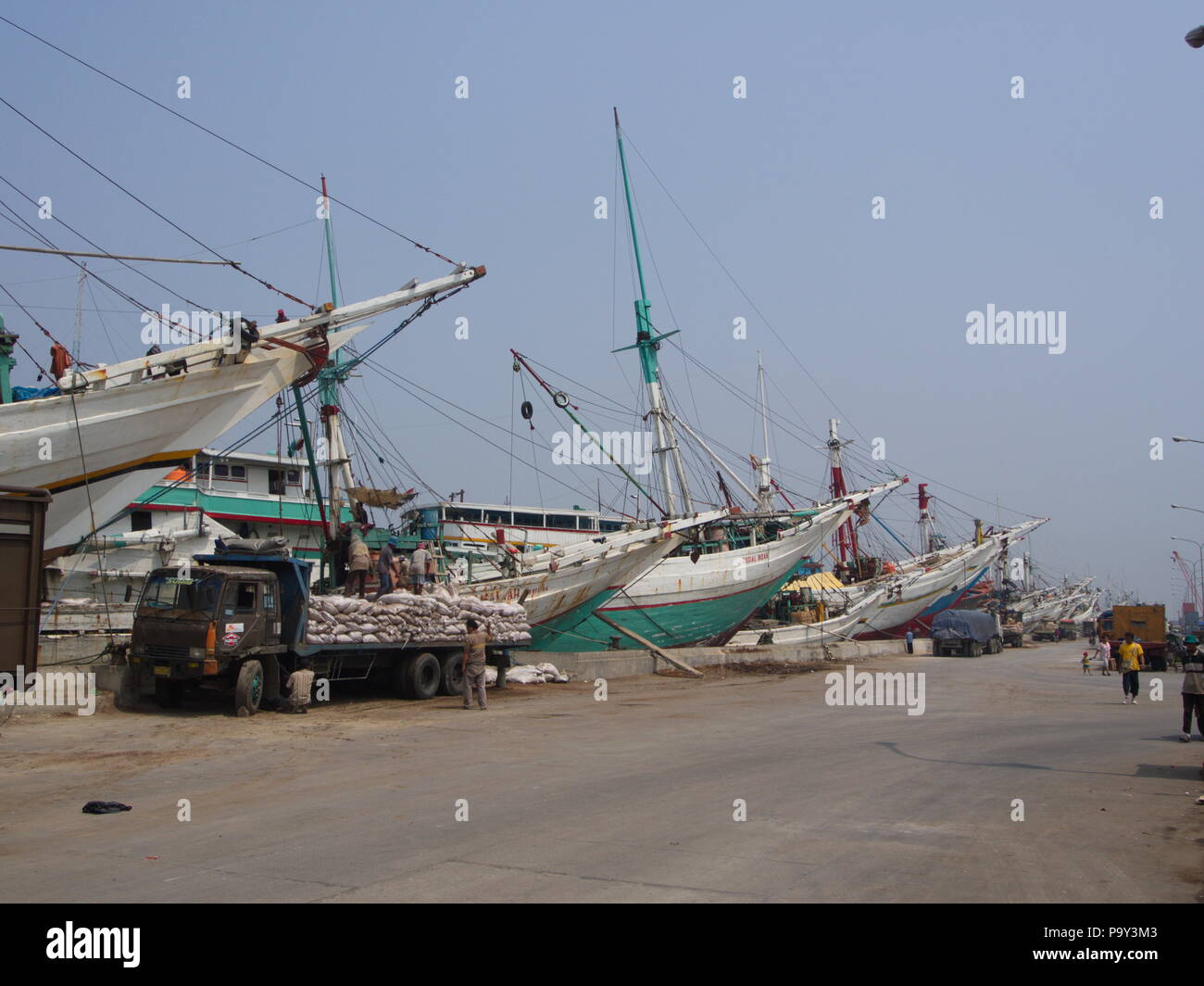 Bateau à l'Embarcadère de Pasar Ikan et Muara Karang, un marché aux poissons de Jakarta historique. Billet à Jakarta, la capitale de l'Indonésie. 4 octobre, 2012. Banque D'Images