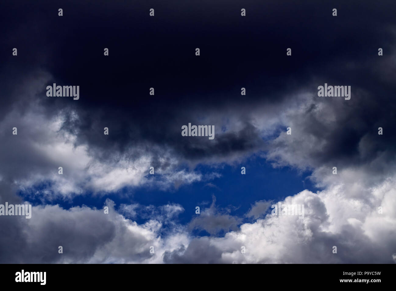 Une forte tempête de nuages avec un trou Banque D'Images