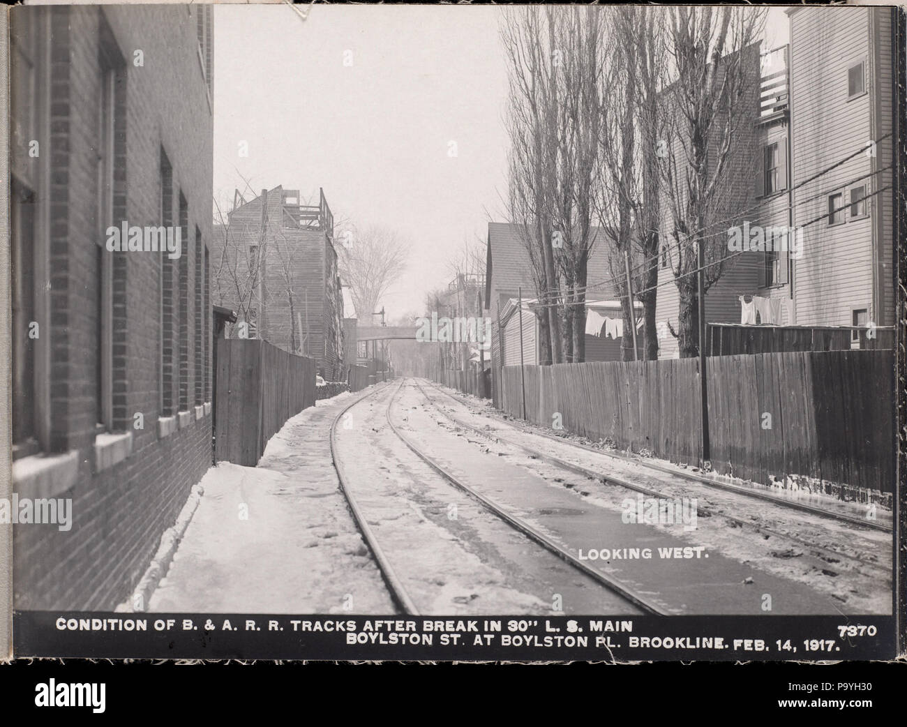 580 Ministère de la distribution, le Service bas Pipe Lines, l'état de Boston &AMP ; Albany Railroad tracks après interruption de 30 pouces, principale à Boylston Place Boylston Street, à l'ouest, Brookline, Massachusetts, le 14 février 1917 Banque D'Images