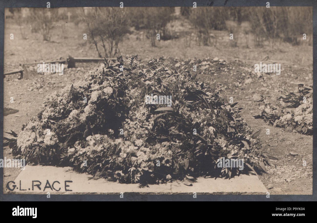 Vintage Photo montrant la tombe de fleurs de G.L.Race Banque D'Images