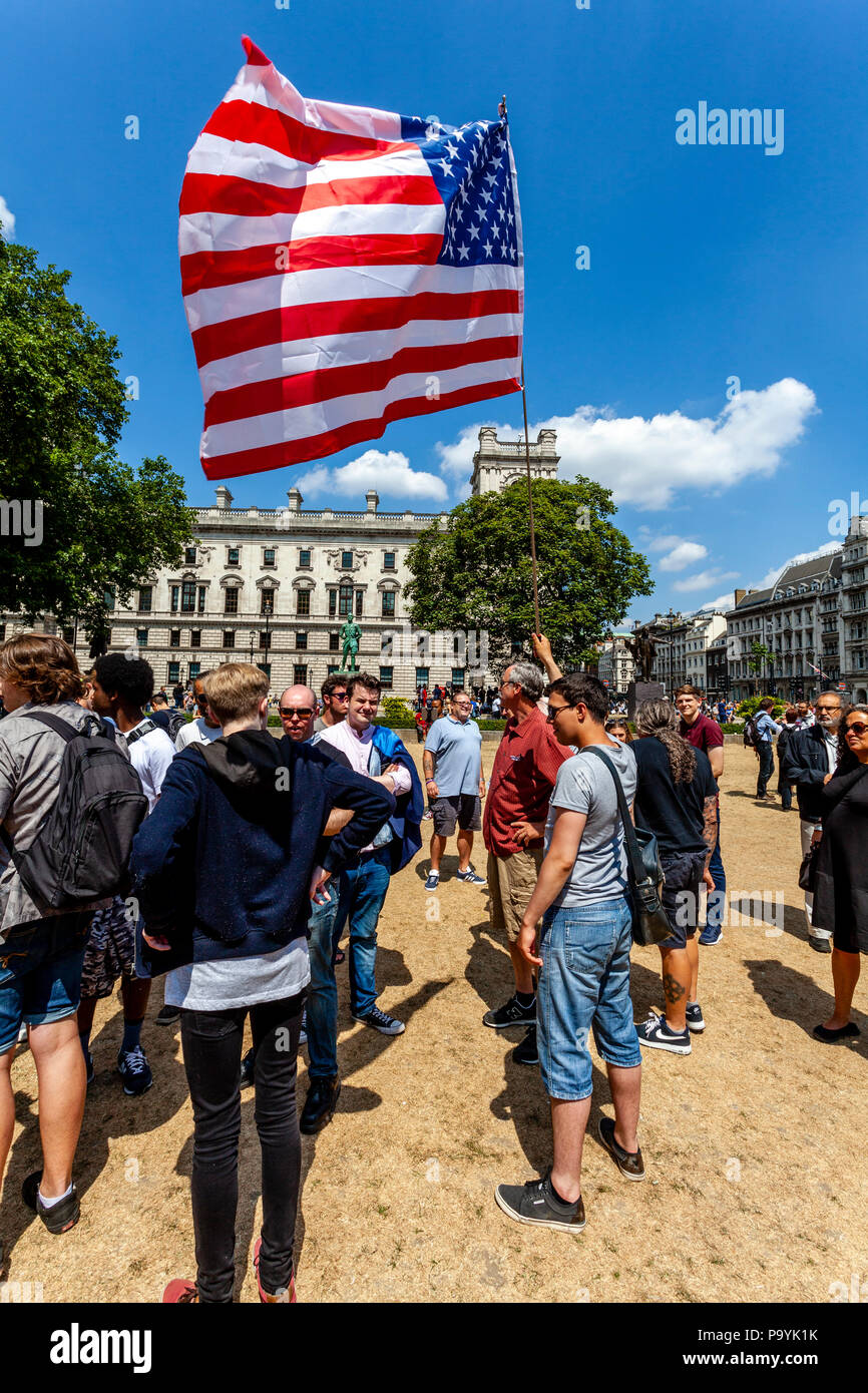 Un partisan d'Atout Pro avec un drapeau américain à la place du Parlement, Londres, Angleterre Banque D'Images