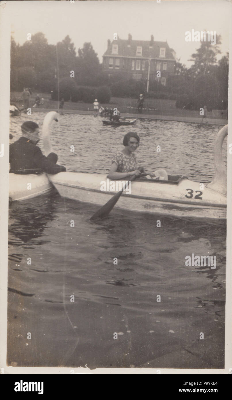 Vintage Photo de Swan Boats sur un lac de plaisance. Éventuellement, Southsea, Portsmouth, Hampshire Banque D'Images