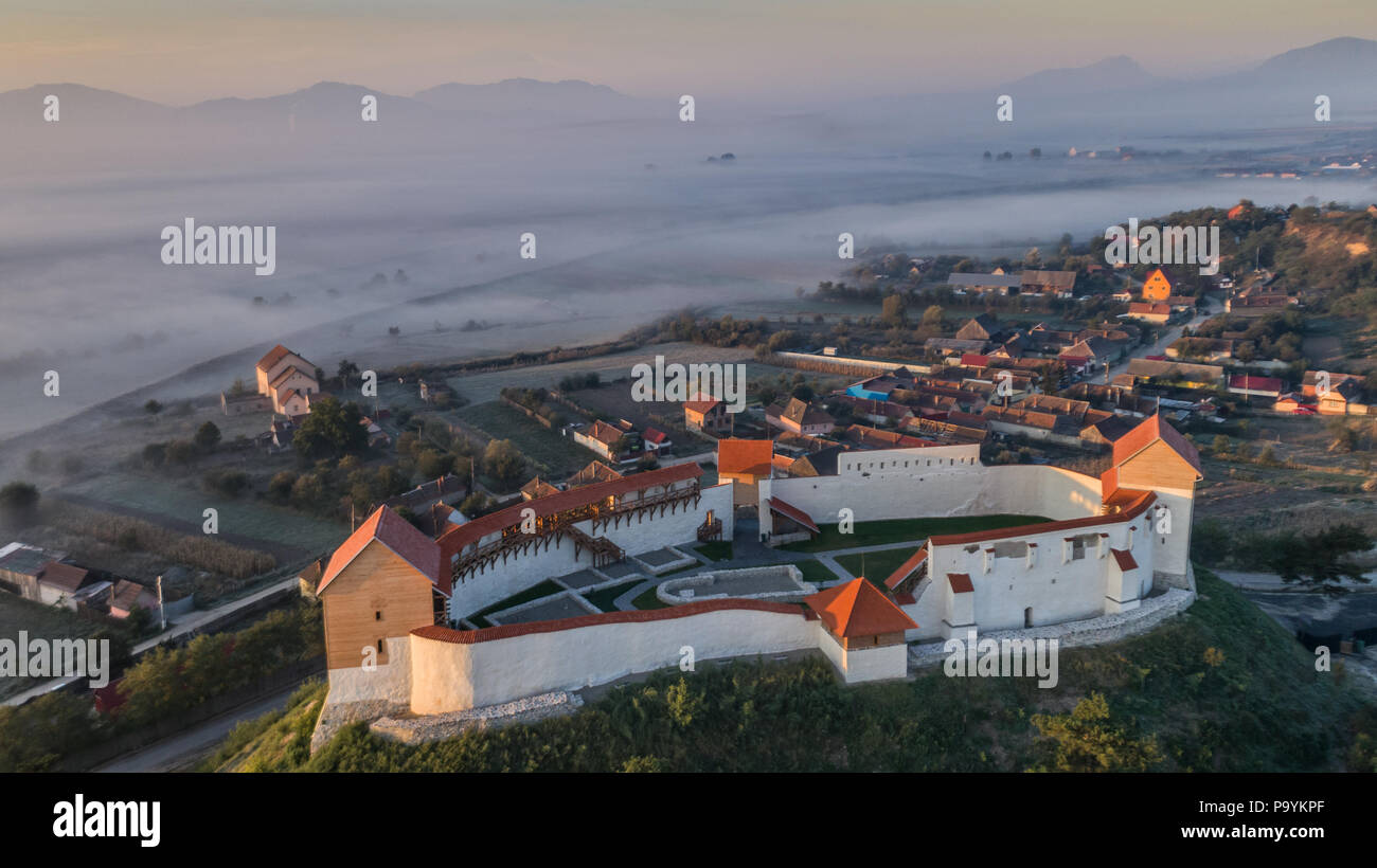 Vue aérienne de la forteresse Feldioara. La Transylvanie, Roumanie Banque D'Images