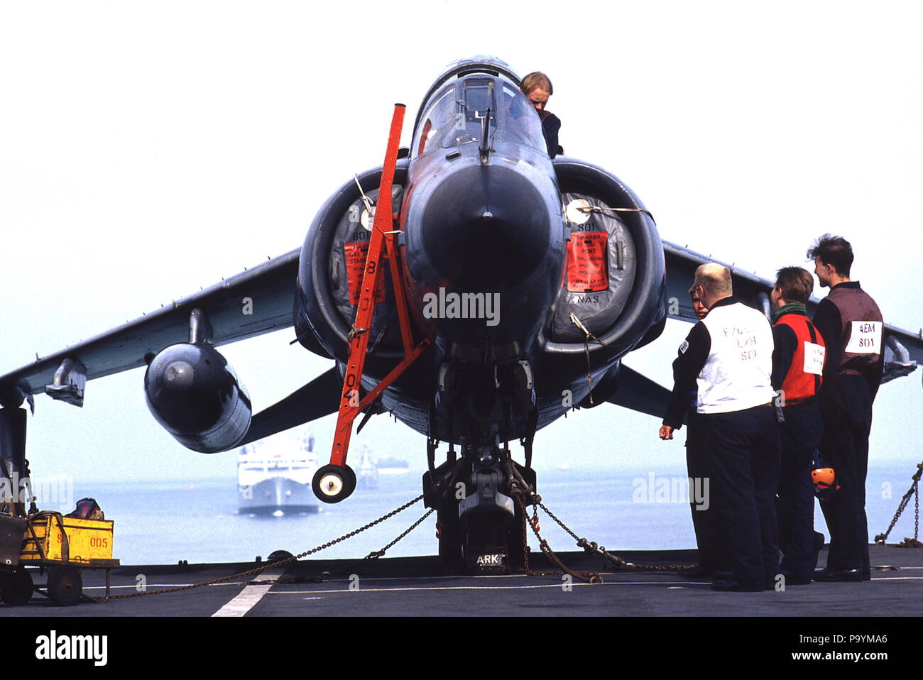 AJAXNETPHOTO. 1998. HARRIER GR7 FIGHTER garé sur le porte-avions britannique HMS Ark Royal. PHOTO:JONATHAN EASTLAND/AJAX. REF:98 66 Banque D'Images