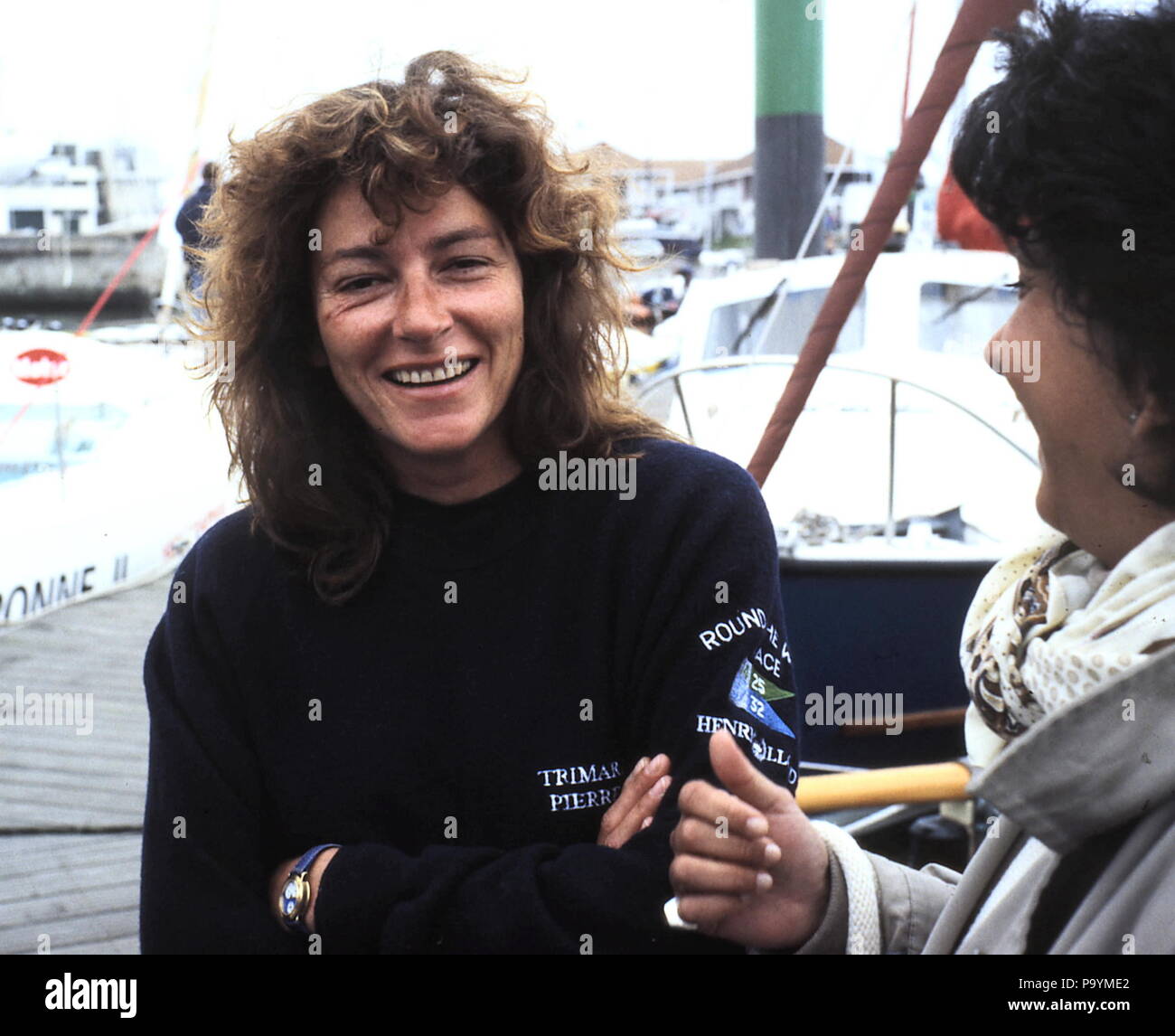 Nouvelles photos d'AJAX. Juin 6th, 1992. PLYMOUTH, ANGLETERRE - EUROPE 1 STAR - course transatlantique en solitaire - France - Français Haut de la navigatrice FLORENCE ARTHAUD À BORD DE SON TRIMARAN PIERRE 1ER AVANT DE COMMENCER. PHOTO:JONATHAN EASTLAND/AJAX REF:92 65 2 Banque D'Images