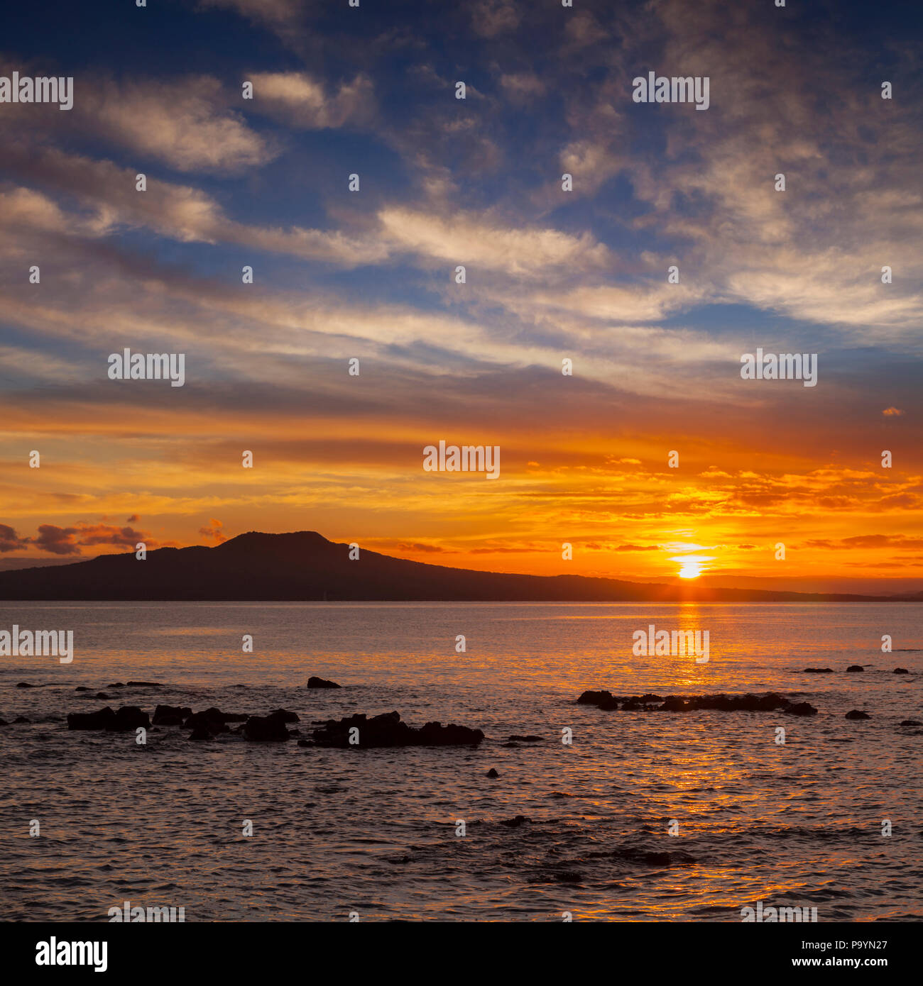 L'Île Rangitoto au lever du soleil, Auckland, Nouvelle-Zélande. Banque D'Images