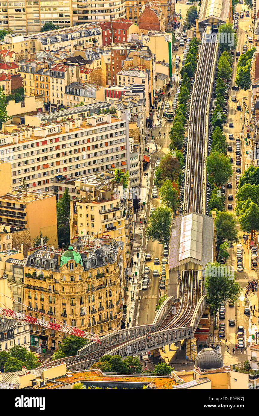 Vue aérienne du pont d'observation de la tour Montparnasse, au-dessus de M6 passage ligne de chemin de fer à Paris métro Sèvres-lecourbe à Cambronne, La Motte-Picquet-Grenelle et Dupleix. Tir vertical. Banque D'Images