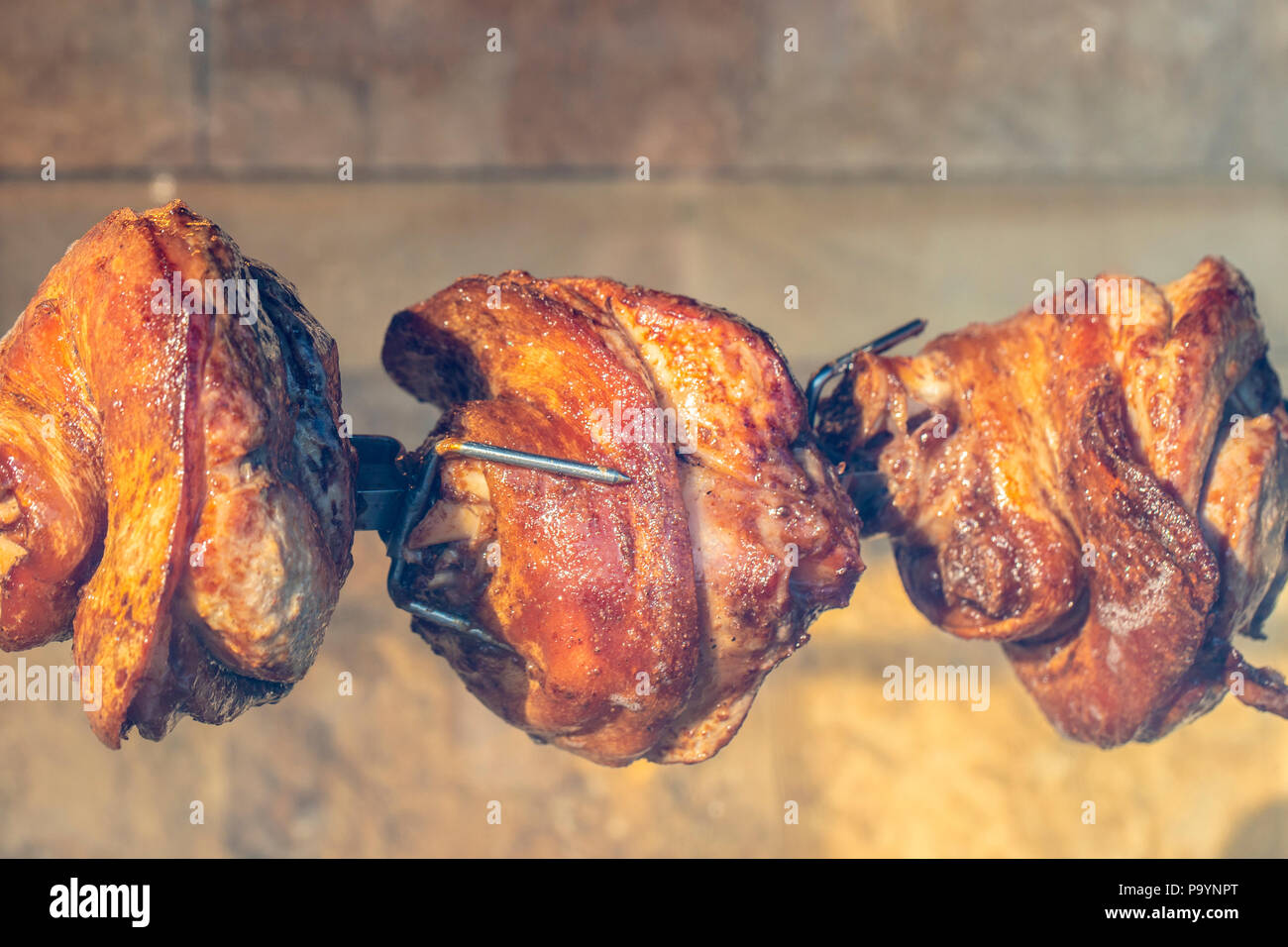 Délicieux cochon grillé à la broche. La jambe de porc grillées sur
