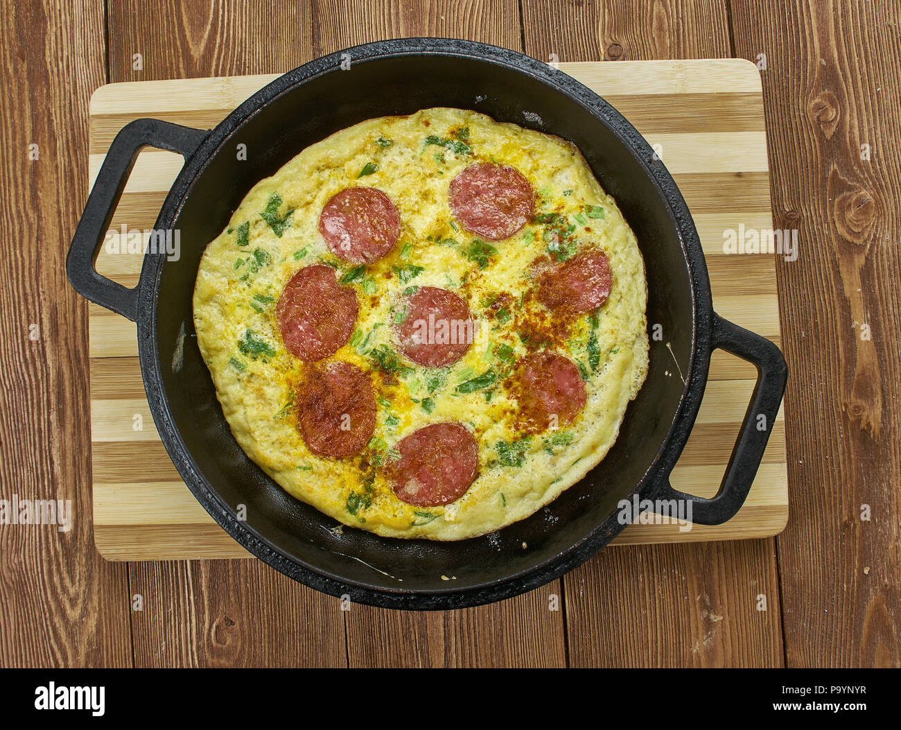 Frittata style pizza, fromages différents dans la frittata, base et haut avec un délicieux et mozzarella pepperoni combo. Banque D'Images