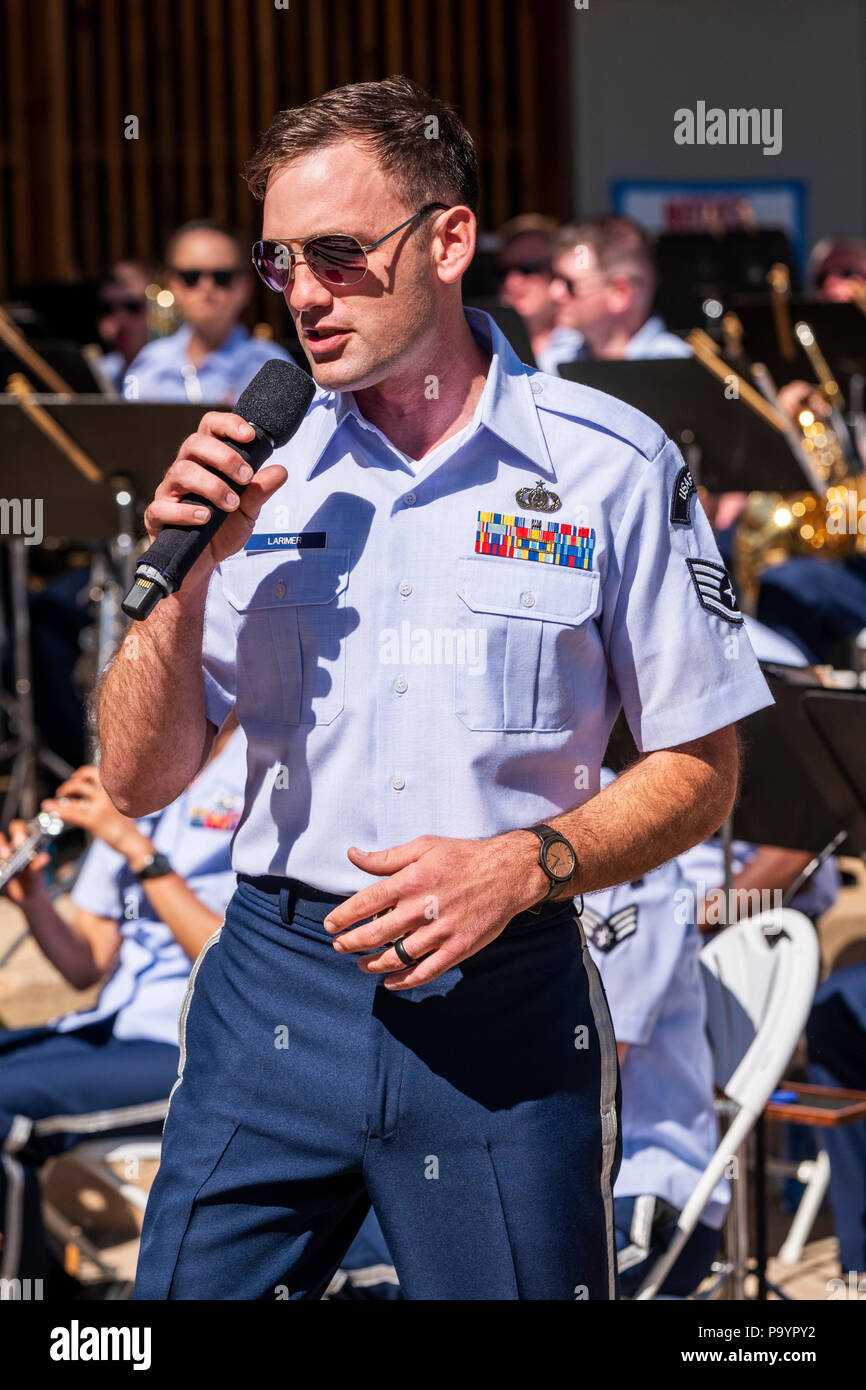 Chanteur chanteur, United States Air Force Brass Band joue un concert du 4 juillet dans le parc Riverside band stand, Salida, Colorado, USA Banque D'Images