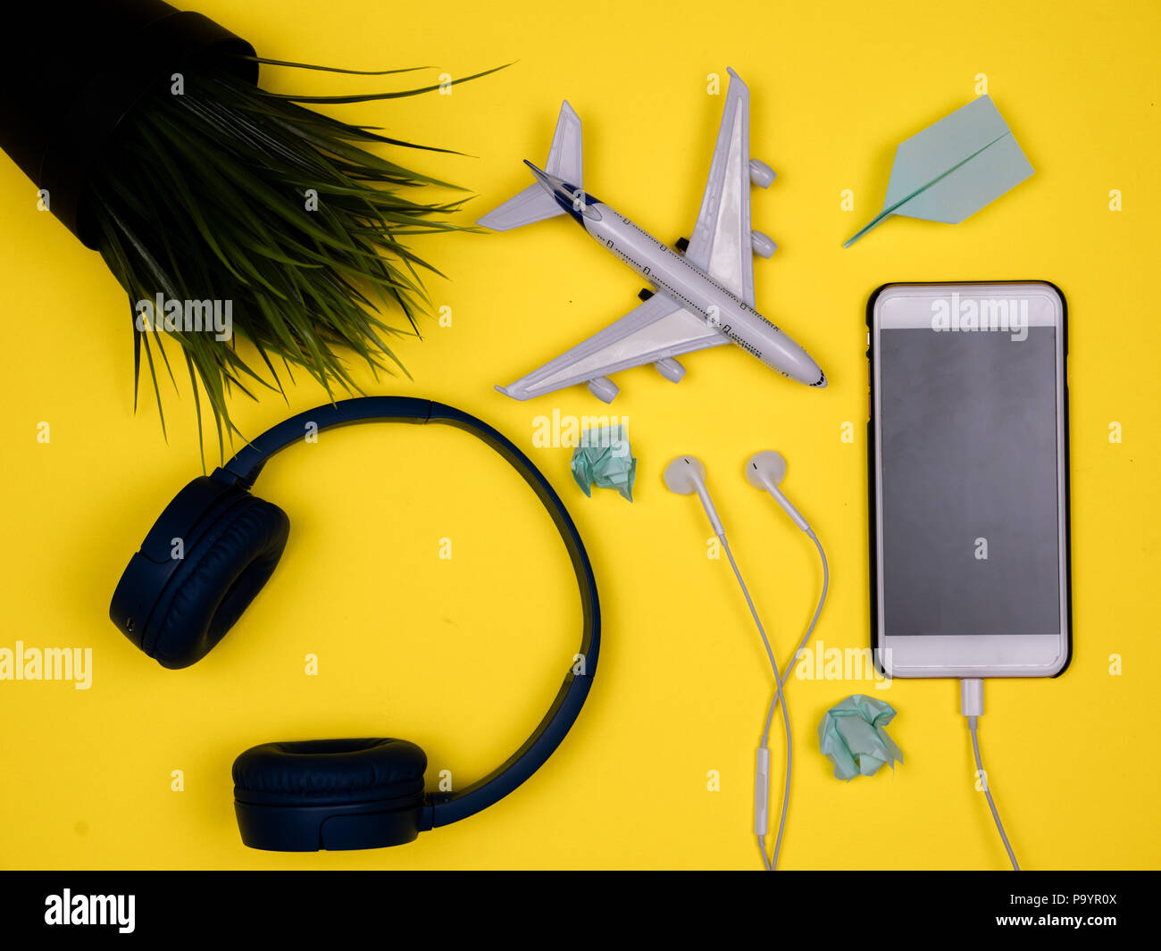 Smartphone, écouteurs, jouet avion, vert de plantes en pot et paper planes Banque D'Images