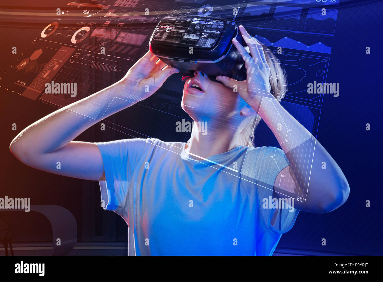 Adolescente portant des lunettes de réalité virtuelle et de se sentir impressionné Banque D'Images