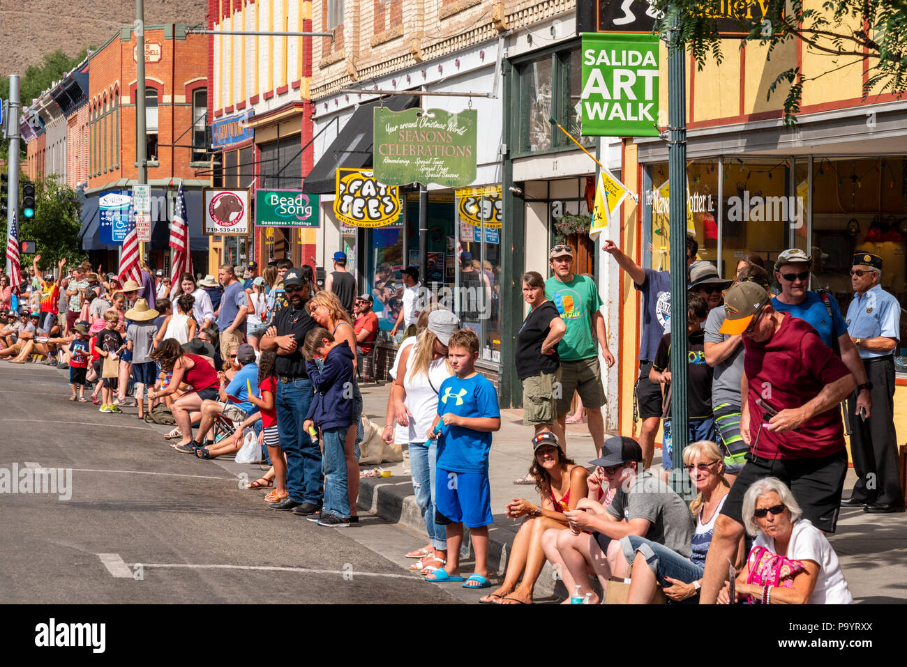 Les spectateurs lors du défilé annuel de quatrième de juillet dans la petite ville de montagne de Salida, Colorado, USA Banque D'Images