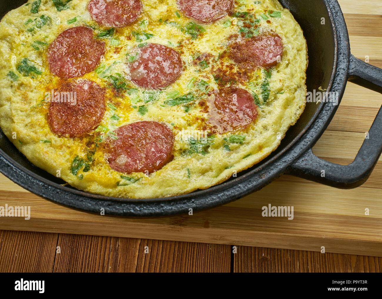 Frittata style pizza, fromages différents dans la frittata, base et haut avec un délicieux et mozzarella pepperoni combo. Banque D'Images