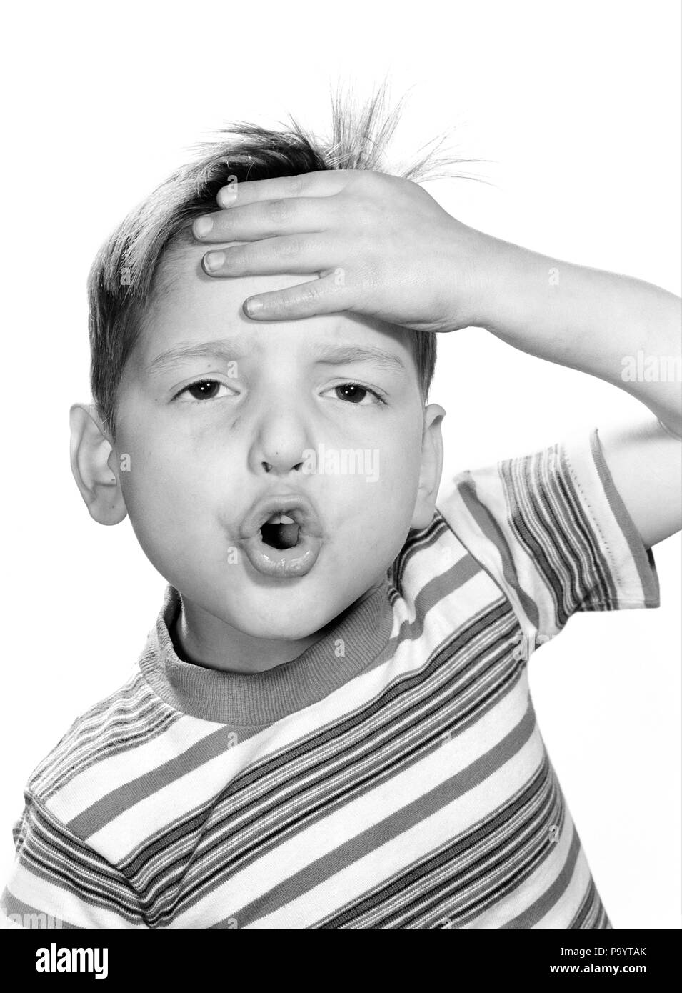 1960 SURPRIS ALARMÉ BOY WEARING STRIPED T-SHIRT LOOKING AT CAMERA FESSÉE LE FRONT AVEC LA MAIN - j11762 DEB001 EXPRESSIONS HARS B&W DE FRAPPER LES YEUX DE LA TÊTE ET DES ÉPAULES ÉTRANGE DÉCOUVERTE DISTRESSED accablé d'excitation non classique LOUFOQUES PEINE DEB001 T-SHIRT AMUSANT IDIOSYNCRASIQUES EXCENTRIQUE étonné l'ÉMOTION ÉMOTIONS ÉMOTIONNELLE JUVÉNILES FESSÉE alarmé l'étonnement de l'origine ethnique caucasienne EN NOIR ET BLANC à l'ANCIENNE IRRÉGULIER Banque D'Images