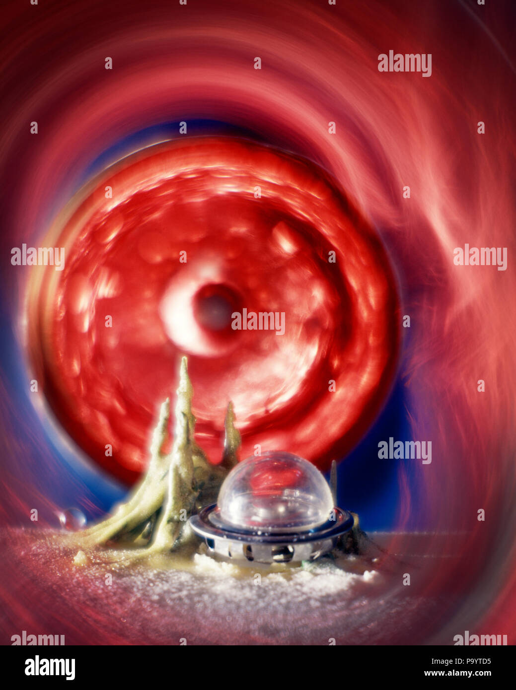 1960 STILL LIFE MODEL SHIP STATION SPATIALE FUTURISTE ROUGE CIEL CIRCULAIRE AVEC PLANÈTE SCIENCE-FICTION SCIENCE FICTION - ka3327 PHT001 HARS Old Fashioned Banque D'Images