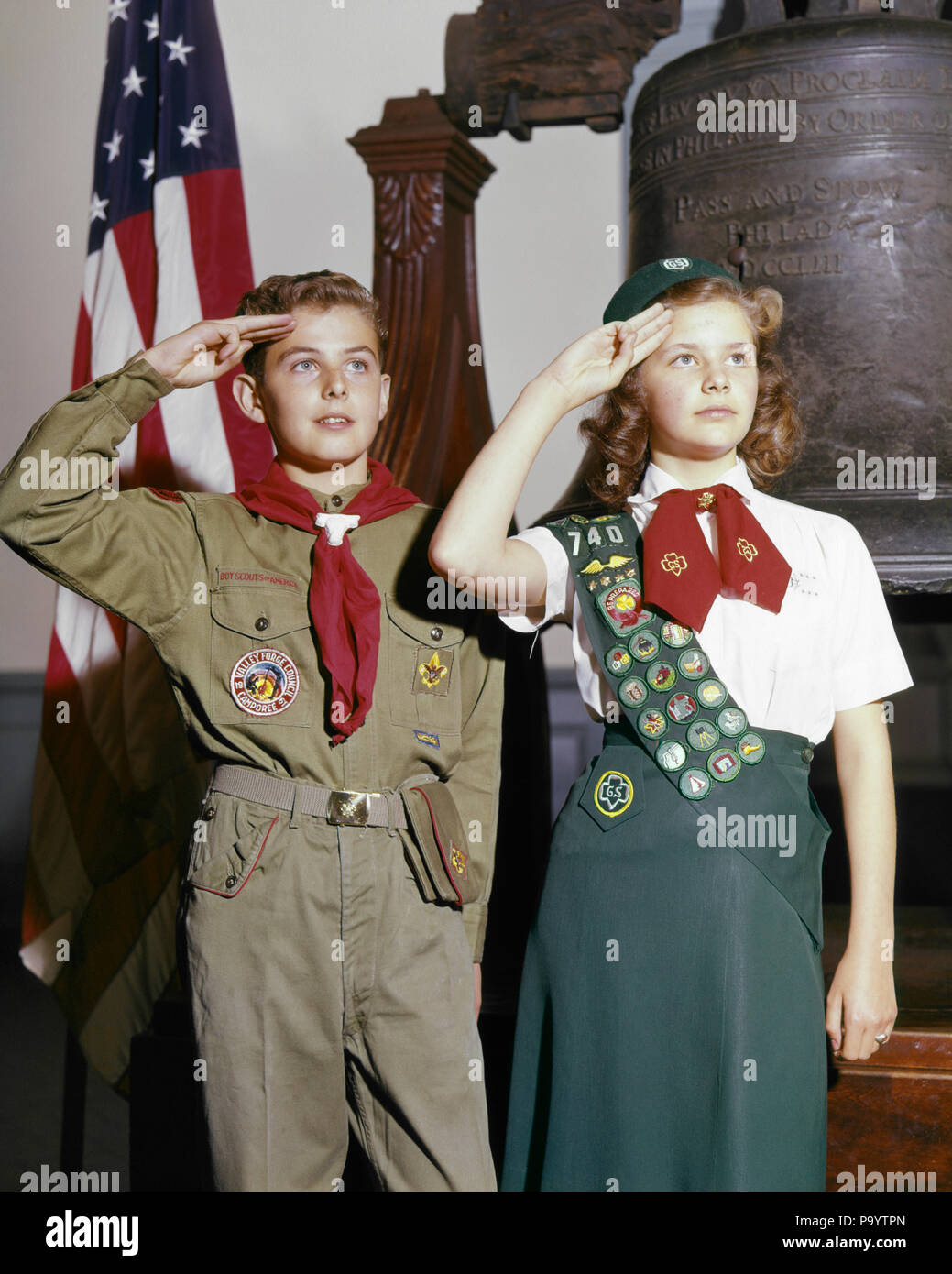 1960 Garçon Fille EN UNIFORME SCOUT PERMANENT SALUT PAR LIBERTY BELL dans l'Independence Hall de Philadelphie, en Pennsylvanie, USA - KH1329 HAR001 HARS STYLE JUVÉNILE DE L'HISTOIRE DE VIE DES FRÈRES SCOUTS FEMELLES UNITED STATES COPIE mi-longueur de l'espace INSPIRATION UNITED STATES OF AMERICA Hommes frères soeurs LIBERTÉ SALUTE PA LEADERSHIP patriote patriotique FIERTÉ D'ENFANT DE SOUTIEN MINEURS LIBERTY BELL PATRIOTISME PRÉ-ADO PRÉ-ADO Garçon Fille PRÉADOLESCENTE ROUGE BLANC ET BLEU ÉTOILE SALUT BANDES ET L'unité de l'origine ethnique caucasienne BADGES HAR001 old fashioned Banque D'Images