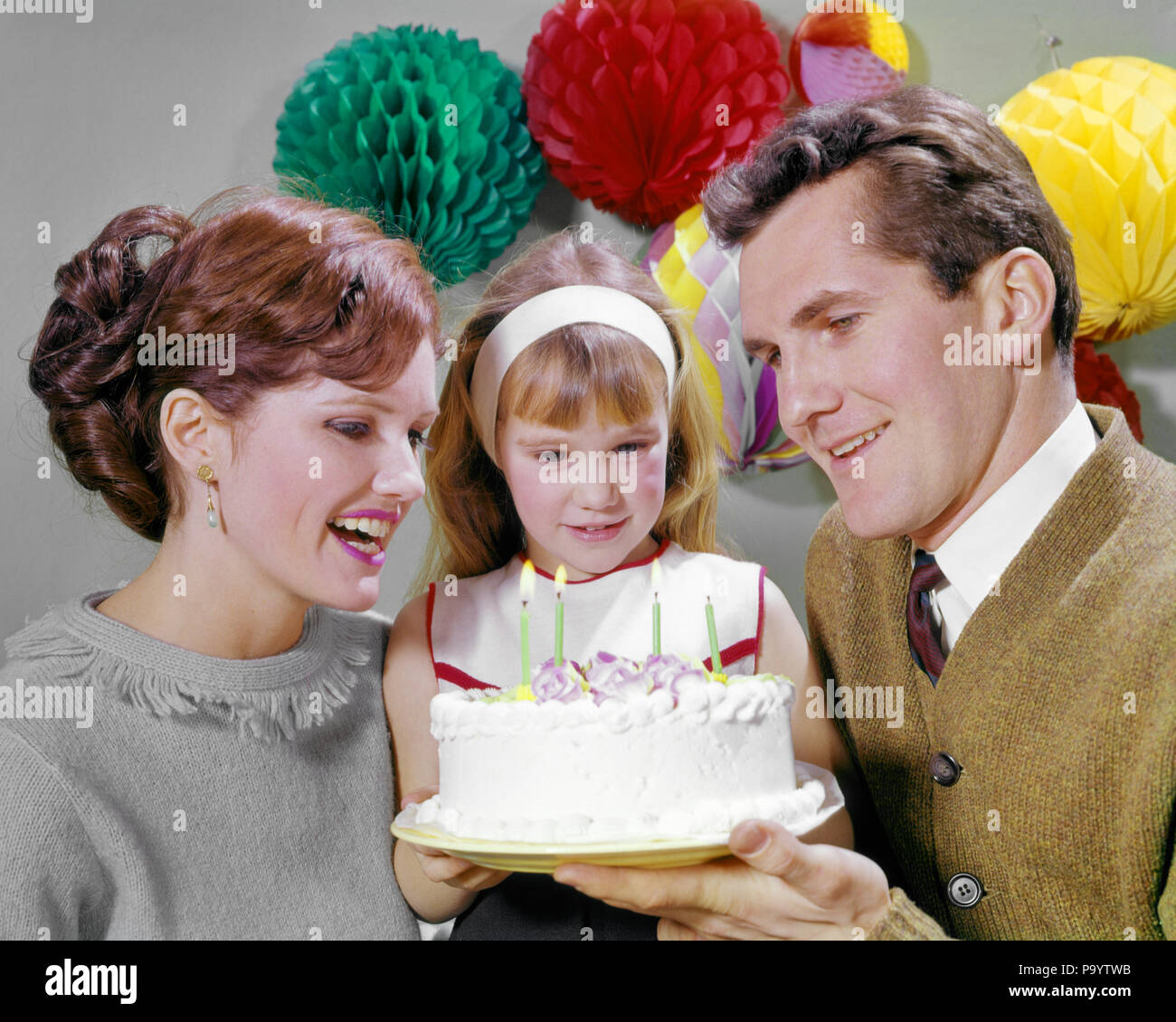 1960 Smiling Mother And Father With Daughter Pret A Souffler Les Bougies Sur Le Gateau D Anniversaire Decorations De Fete Kj3953 Har001 Interieur Hars Paire Nostalgique Meres Couleur Vieux Temps Nostalgie Ancienne