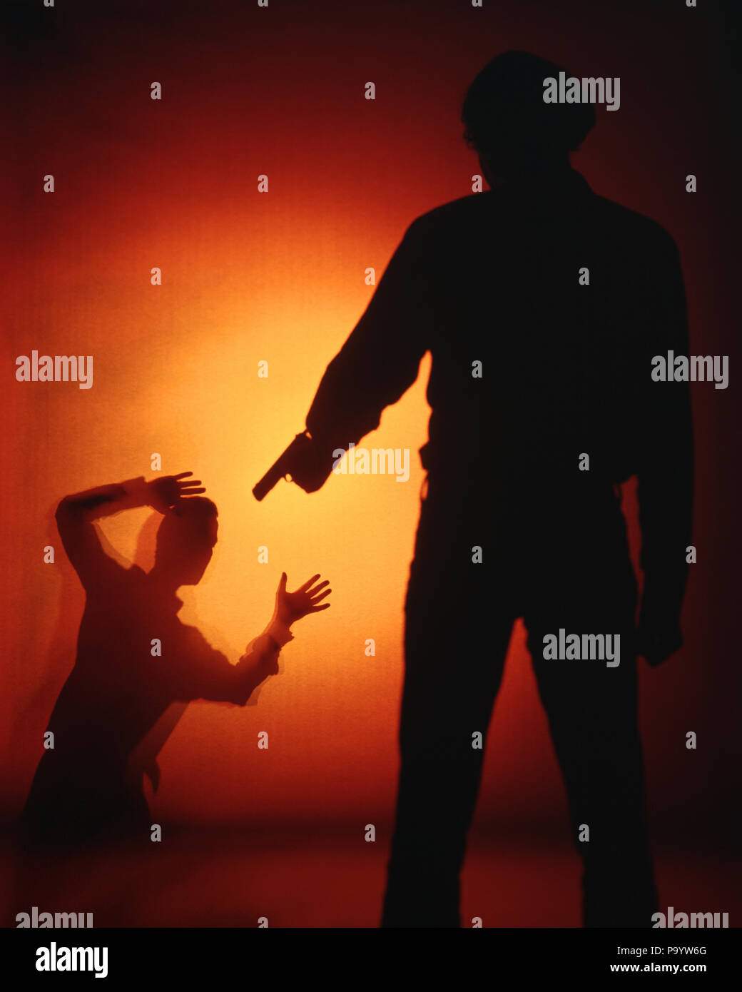 Années 1950 Années 1960 Années 1970 SILHOUETTE SPECTACULAIRE DE L'HOMME ANONYME VISANT À UN AUTRE PISTOLET PEUR HOMME - KS8987 PHT001 STYLE HARS STUDIO SHOT LONG PERSONNES demi-longueur risque de DÉCÈS CHEZ LES HOMMES DE LA PROTECTION vol spectaculaire d'EXCITATION À LA TERREUR PISTOLETS DE FLOU CONCEPTUEL NOIR DRAME VOLER PEUR échapper aucune évasion ANONYME MEURTRIER VISANT UNE AUTRE ARME À FEU EXÉCUTION FRIGHT MID-ADULT MID-ADULT MAN MEURTRE MEURTRE MEURTRE PISTOLET DÉMODÉ Banque D'Images