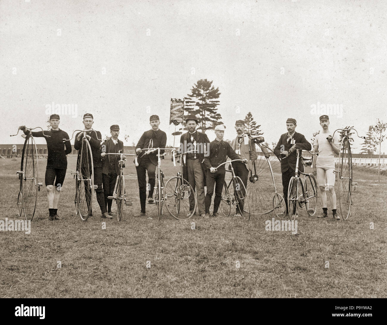 Années 1870 Années 1880 Années 1890, neuf hommes de la fin du xixe siècle avec l'ANCIENNE ROUE HAUTE-PENNY FARTHING BICYCLES LOOKING AT CAMERA - o3404 LEF001 VITESSE HARS GROWNUP COPIE ESPACE RURAL célébration pleine longueur d'AMITIÉ LES PERSONNES DE CONDITION PHYSIQUE ATHLÉTIQUE HOMMES CONFIANCE PÉDALE B&W LA LIBERTÉ PHYSIQUE DE L'ACTIVITÉ DE LOISIRS AVENTURE RENFORCER L'ESTIME DE SOI COURAGE RIDERS EXCITATION FIERTÉ LOISIRS SANTÉ MENTALE JUSQU'À LA BICYCLETTE ALIGNÉS 1870s 1880s la souplesse des muscles des membres viril élégant 9 Neuf États mid-ADULT MAN MI-pédalage ordinaire Penny Farthing-détente convivialité , YOUNG ADULT MAN Banque D'Images