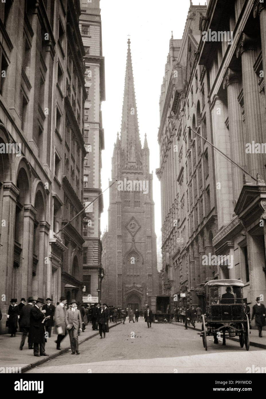 Années 1910 1915 L'EGLISE DE LA TRINITÉ D'AFFAIRES ANONYMES PIÉTONS HORSE AND CARRIAGE WALL STREET NEW YORK CITY USA - q74173 CPC001 HARS RÊVES MAMMIFÈRES SERVICE CLIENT STRATÉGIE TOURNANT DU 20E SIÈCLE DE PROGRÈS L'EXCITATION OCCASION PROFESSIONS NYC NEW YORK NEW YORK CITY VILLES CROISSANCE ANONYME ATTELAGE MAMMAL WALL STREET 1915 Photographie noir et blanc à l'ANCIENNE Origine ethnique Caucasienne Banque D'Images