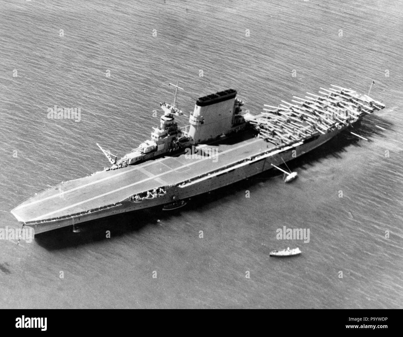 1930 1940 1935 Vue aérienne de l'US NAVY WWII NAVIRE PORTE-AVIONS USS Saratoga avec avion biplan MONTÉ SUR D'ENVOL - q74696 CPC001 HARS, LA MOBILITÉ DE L'AVIATION DU PORTE-AVIONS ASSEMBLÉ LA FORCE ARMÉE 1935 POSTE DE PILOTAGE DE L'USS Saratoga CONTRADICTOIRES AUX PRISES AVEC UN BIPLAN NOIR ET BLANC DE LA PISTE à l'ANCIENNE Banque D'Images