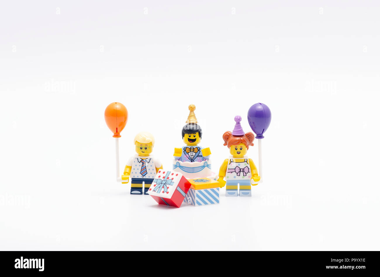 Playmobil 5116 Moto Lego Un Garcon Fille Et Gateau Guy Series 18 Figurines Lego Sont Fabriques Par Le Groupe Lego Photo Stock Alamy