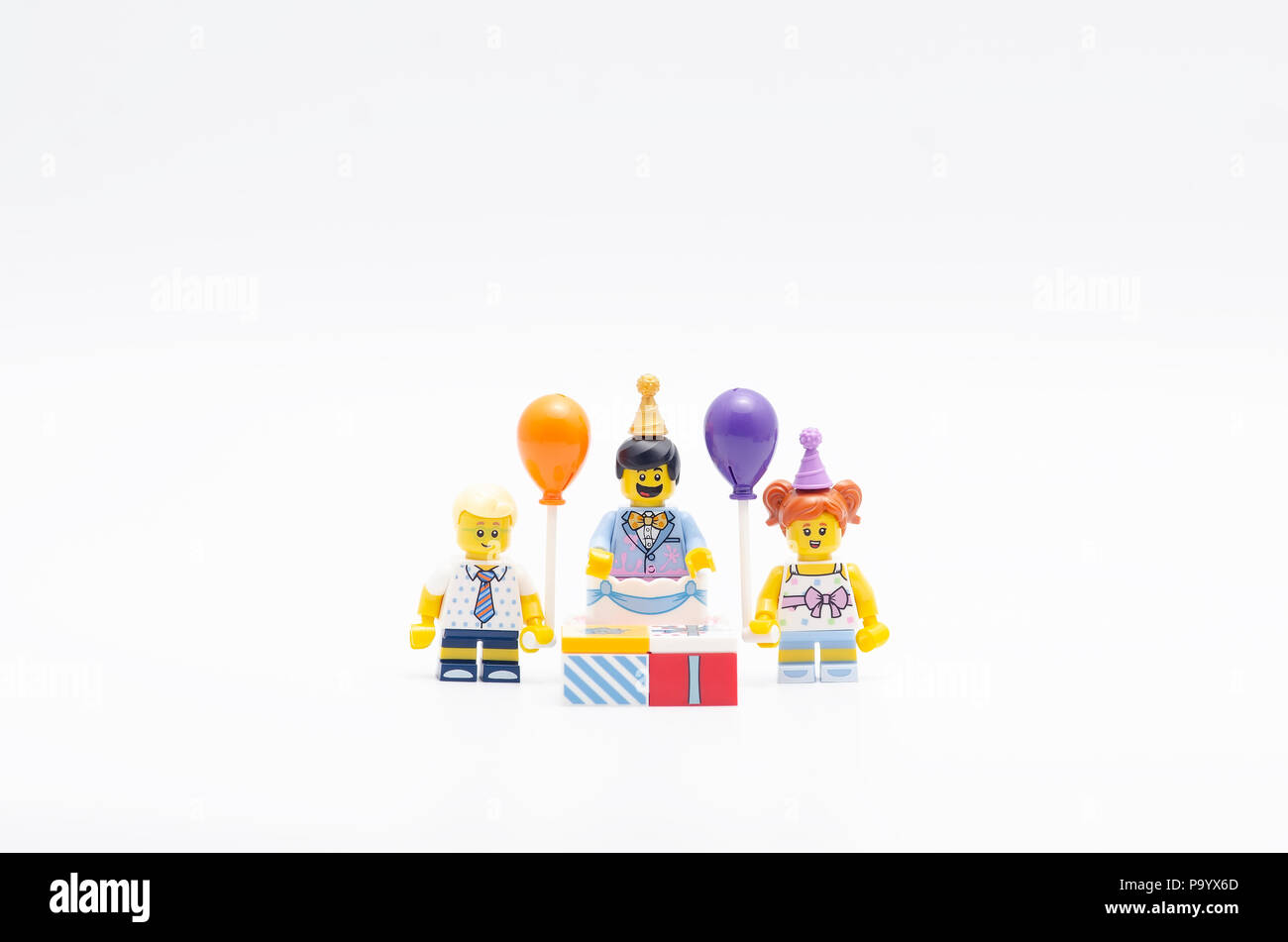 Playmobil 5116 Moto Lego Un Garcon Fille Et Gateau Guy Series 18 Figurines Lego Sont Fabriques Par Le Groupe Lego Photo Stock Alamy Playmobil 5116 Moto Lego Un Garcon Fille Et Gateau Guy Series 18 Figurines Lego Sont Fabriques Par Le Groupe Lego Photo Stock Alamy