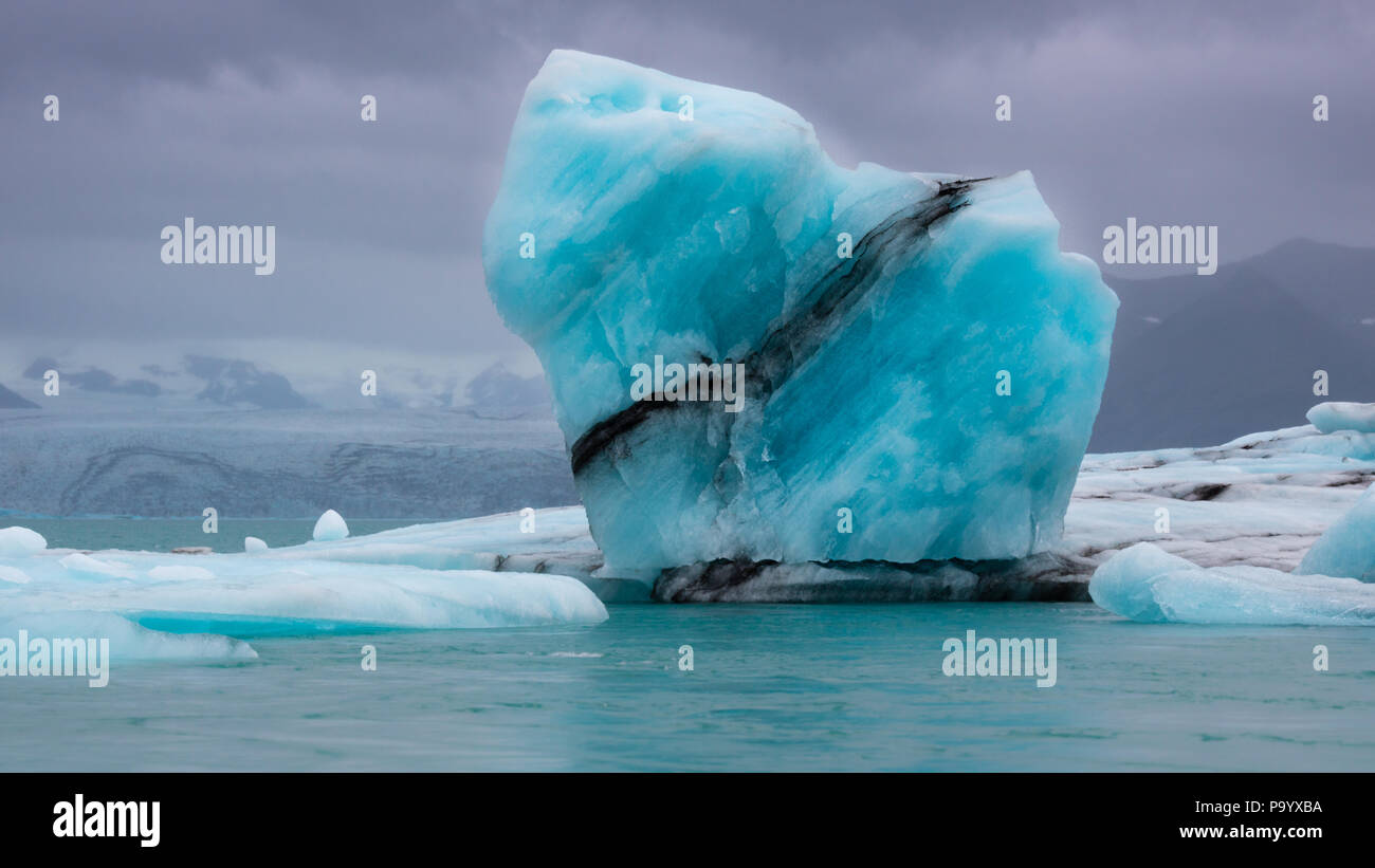 Iceberg dans la lagune de Jökulsárlón en Islande Banque D'Images Iceberg dans la lagune de Jökulsárlón en Islande Banque D'Images