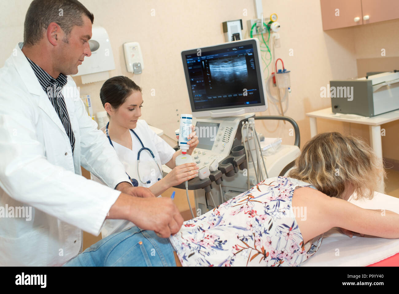 Les femmes retour diagnostic effectue avec un appareil à échographie Banque D'Images