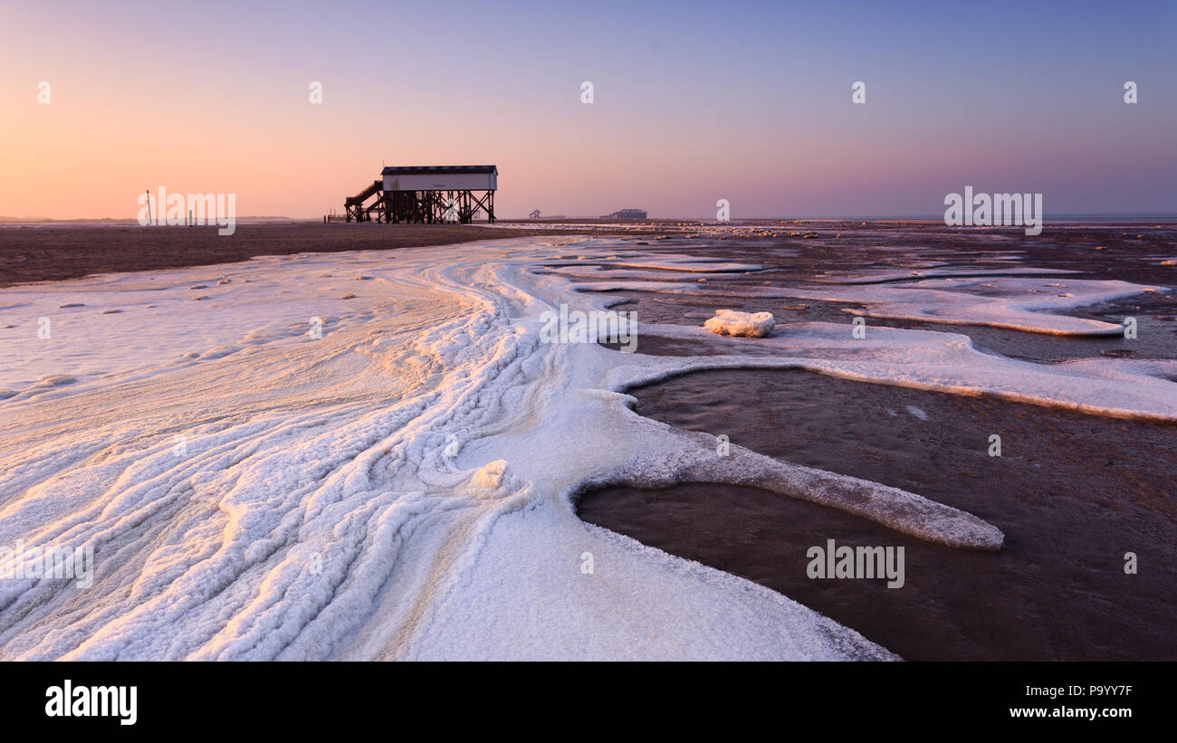 Frozen surf à la mer du nord en Sankt-Peter-Ording, Allemagne Banque D'Images