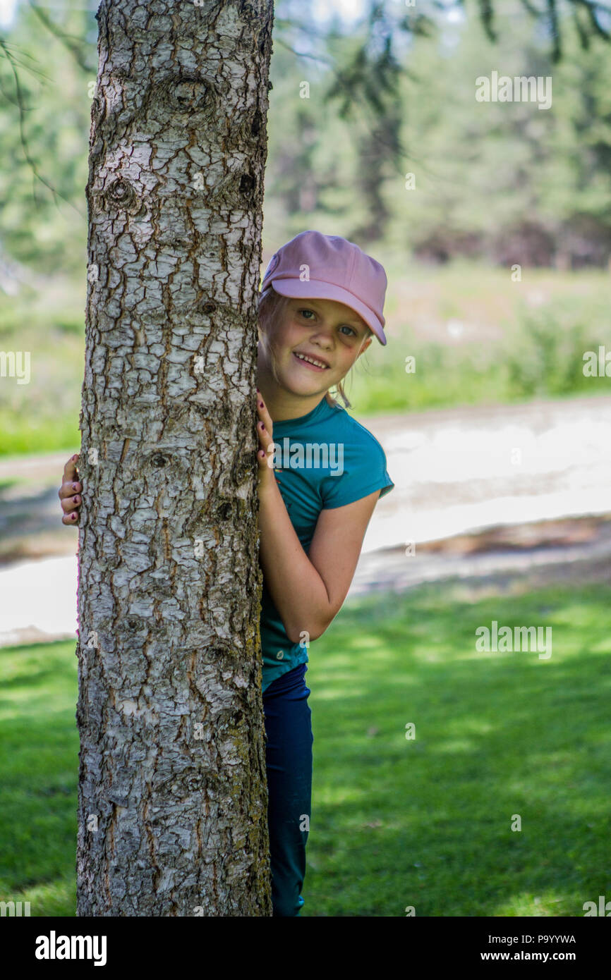 Très jolie jeune femme, portant chapeau de base-ball, à l'arrière, un  arbre. Communiqué de modèle # 113 Photo Stock - Alamy