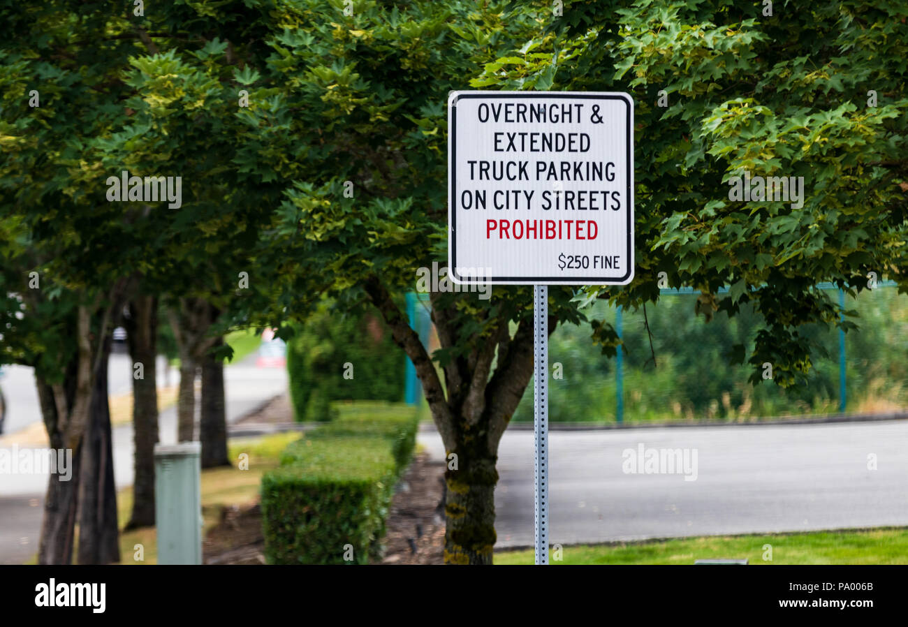 Stationnement de nuit interdit pas de signer avec amende et arbre Banque D'Images