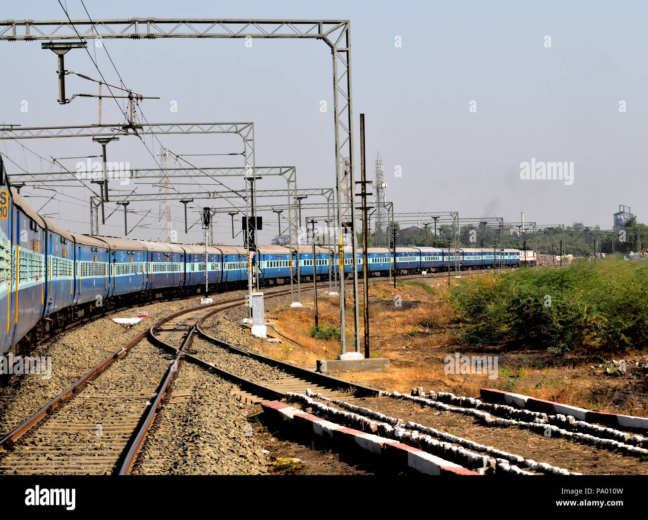 La vue du train des chemins de fer indiens tout en prenant le virage à l'approche de la gare à proximité de l'arrêt. Banque D'Images