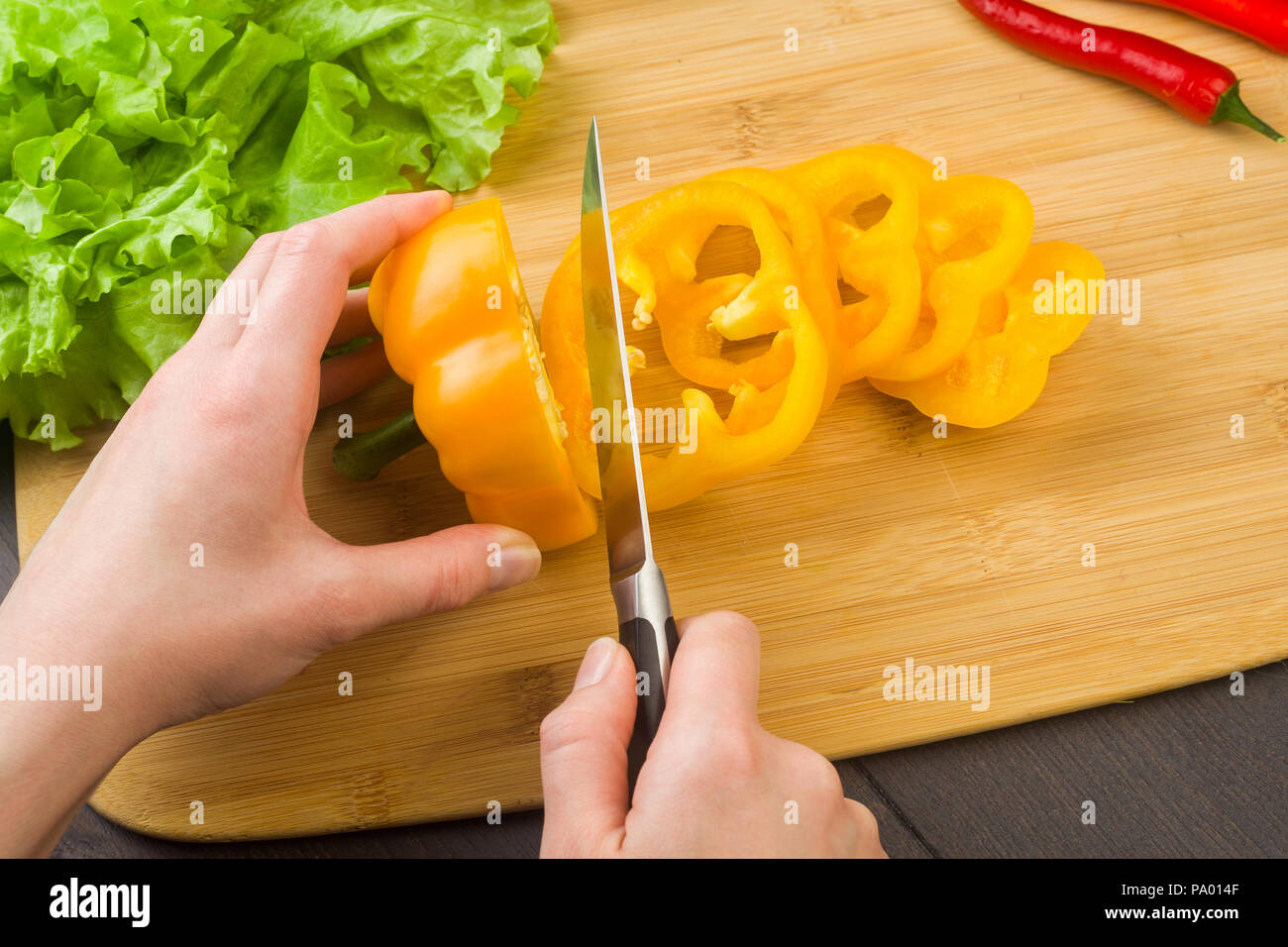 La cuisson par un couteau de légumes, une salade, le poivre, le cabba rouge Banque D'Images