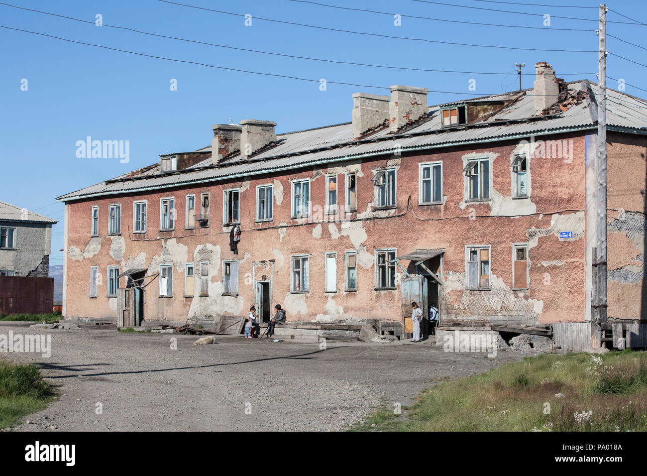 Les gens en face d'un bloc d'habitation dans Lorino, Tchoukotka, Russie Banque D'Images