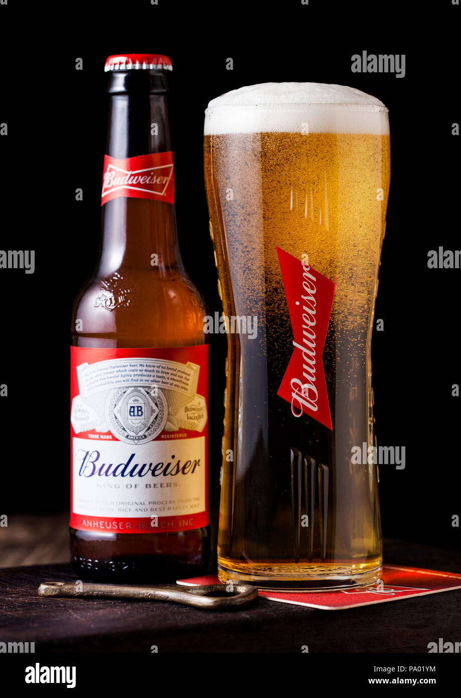 Londres, Royaume-Uni - 27 avril 2018 : bouteille verre de bière Budweiser  sur fond de bois avec étiquette, un Américain lager introduit pour la  première fois en 1876 Photo Stock - Alamy