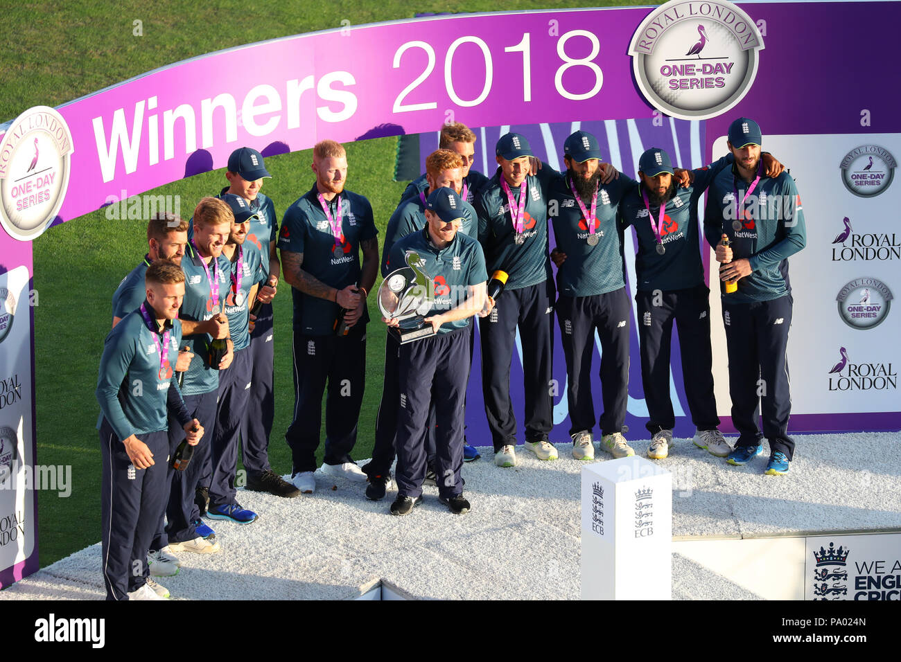 LEEDS, ANGLETERRE - 17 juillet : l'Angleterre avec le trophée après avoir remporté la 3e Royal London un jour match international et de série entre l'Angleterre et l'Inde à Headingley Cricket Ground le 17 juillet 2018 en Angleterre. Banque D'Images