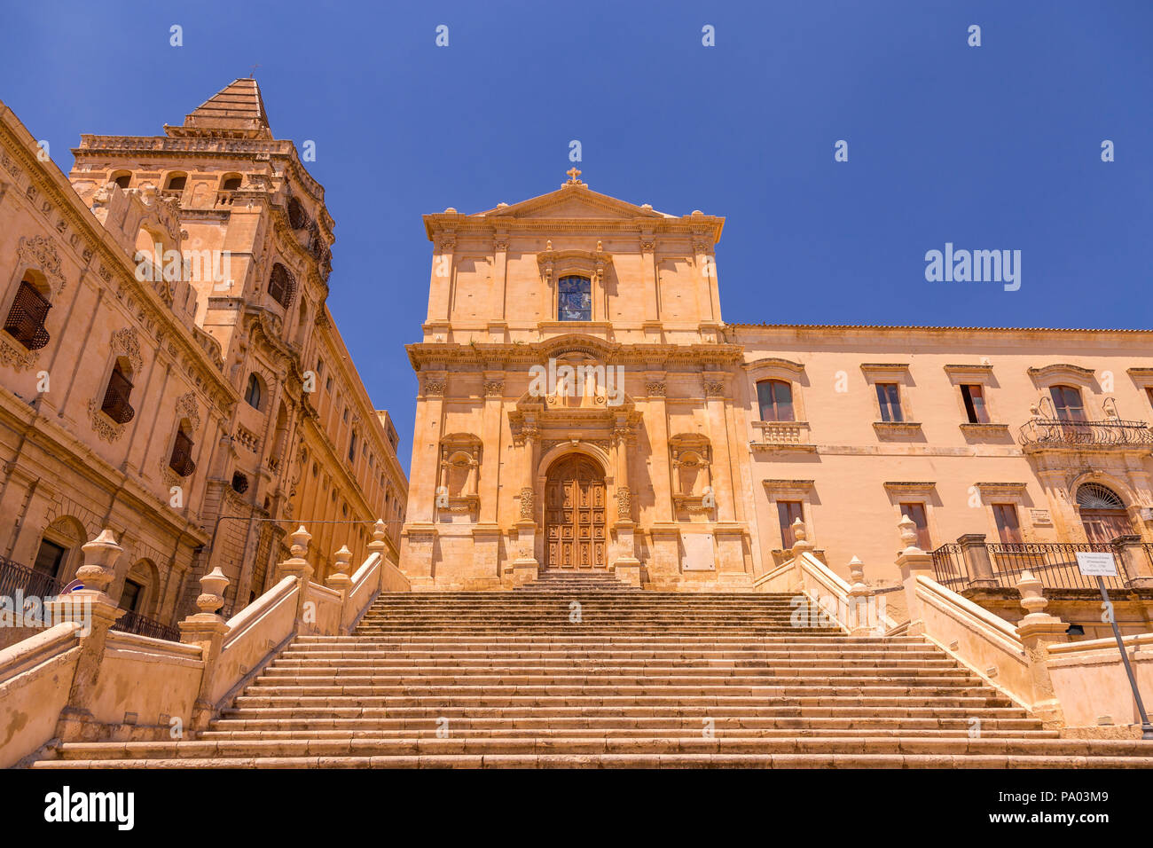 San Francesco est l'une des nombreuses nouvelles églises construites après la ville de Noto a été pratiquement détruit par le tremblement de terre de 1693. De style baroque Banque D'Images