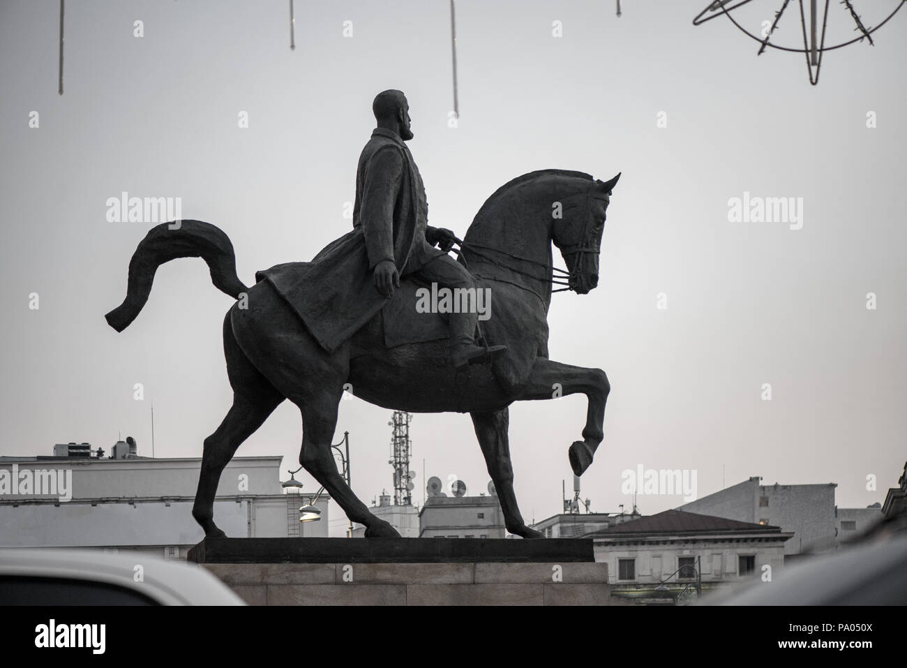 Statue de Knight et de l'équitation vers la victoire. Coucher de soleil romantique dans le fond bleu du ciel nocturne. Banque D'Images