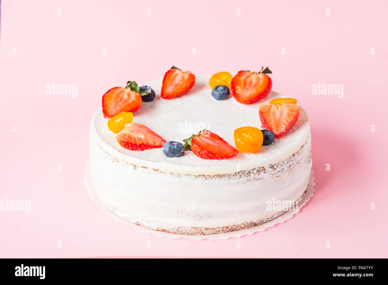 Yaourts Cremeux Delicieux Gateau Sain Avec Des Fraises Bleuets Sur Le Fond Rose Photo D Un Menu Ou D Une Confiserie Catalogue Sele Photo Stock Alamy