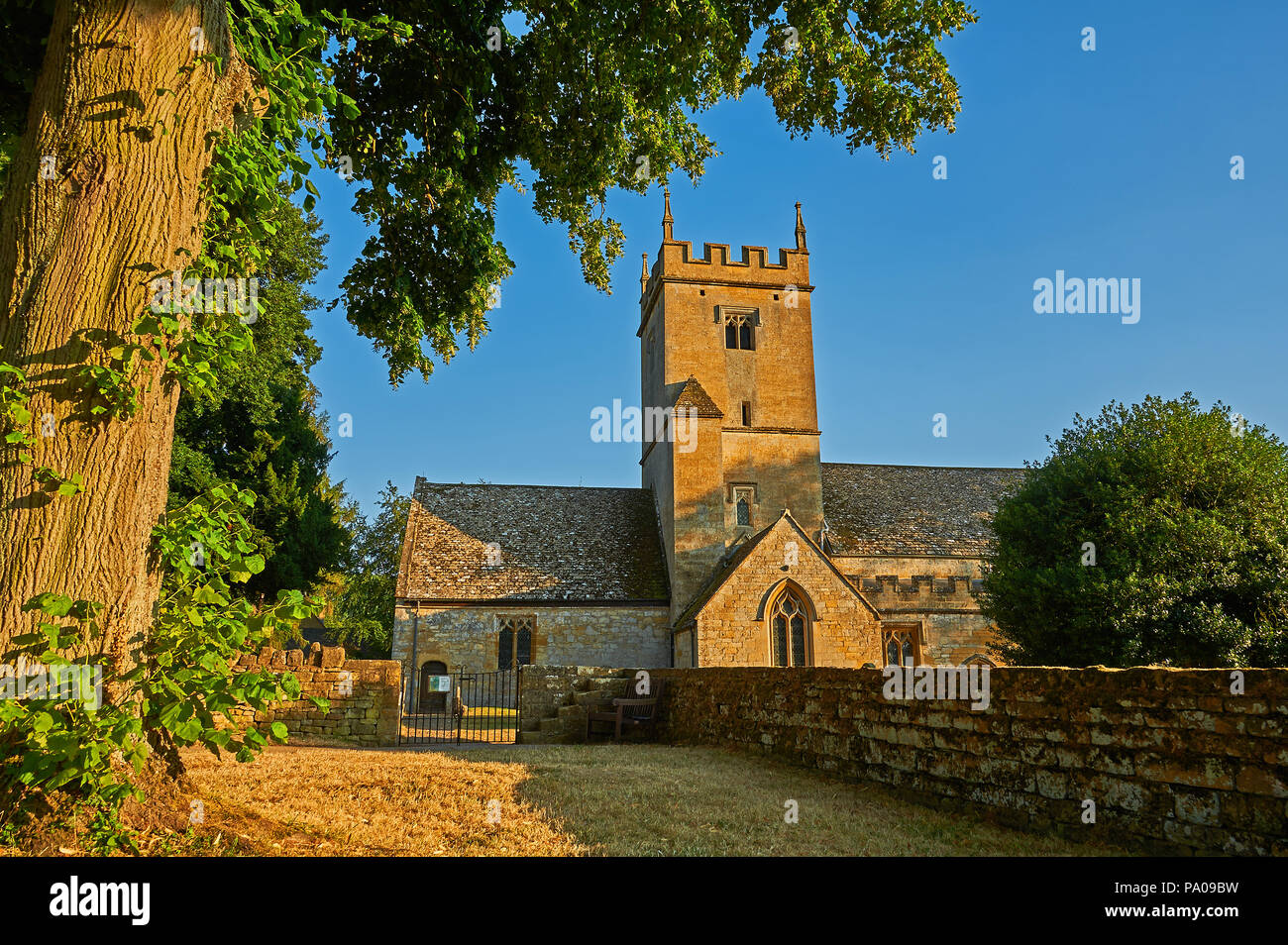 L'église St Eadburgha sur Broadway un soir d'été. Banque D'Images